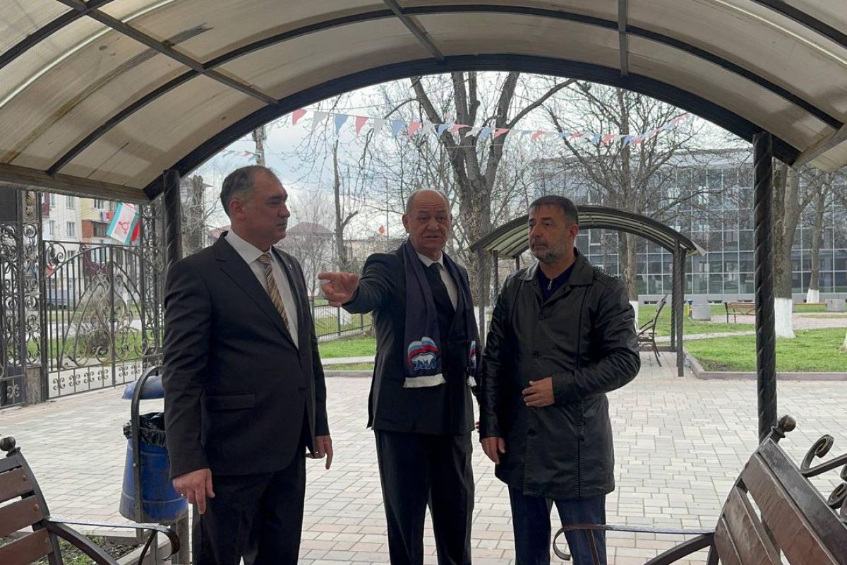 Партийный десант Единой России в Карабулаке проверил благоустройство «Аллеи Славы» в рамках исполнения Народной программы  