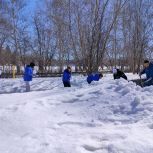 От уборки снега до благоустройства: единороссы провели акцию «Антипаводок» в барнаульском поселке Южный
