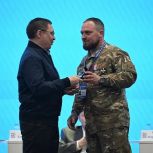 Секретарь Генсовета «Единой России» Владимир Якушев вручил партбилет ветерану СВО из Белой Калитвы Александру Лопатину