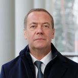 Дмитрий Медведев: Женщины несут в мир гармонию и свет, добро и милосердие, наполняют нашу жизнь глубоким смыслом