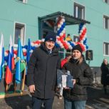 Дмитрий Жуков вручил ключи от новых квартир врачам и учителям в Качканаре