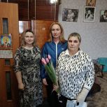 «Цветы мамам Героев»: Единороссы поздравили матерей участников СВО с Международным женским днем