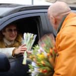 В честь Международного женского дня в ТиНАО прошла ежегодная акция «Цветы для автоледи»