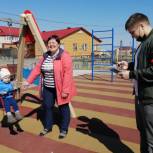 Партийцы Приуральского района проверили детские площадки в селе Аксарка