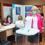 Ольга Болякина посетила счeтный участок в Балаково и поддержала участников предварительного голосования