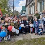 Старшее поколение: На параде у дома ветерана в селе Ульяновка Кузнецкого района звучали песни военных лет