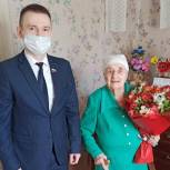 Единороссы Железнодорожного района поздравили со 100-летним юбилеем труженицу тыла
