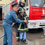 В Москве «Единая Россия» устроила экскурсию в пожарную часть для детей из многодетных семей