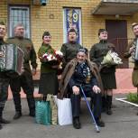 Медведевские единороссы организовали акцию «Парад у дома ветерана» для старейшего участника Великой Отечественной войны
