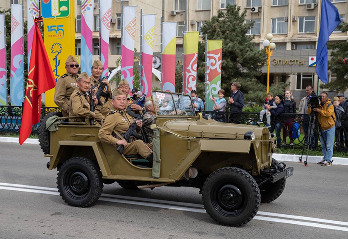 В Элисте прошло торжественное прохождение специализированной техники