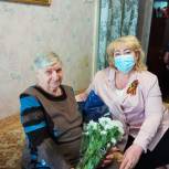 Ольга Болякина поздравила ветерана, которая в годы войны работала медицинской сестрой