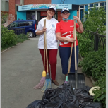 Активисты Верх-Исетского МОП убрали территорию у благотворительной организации «Аистенок»