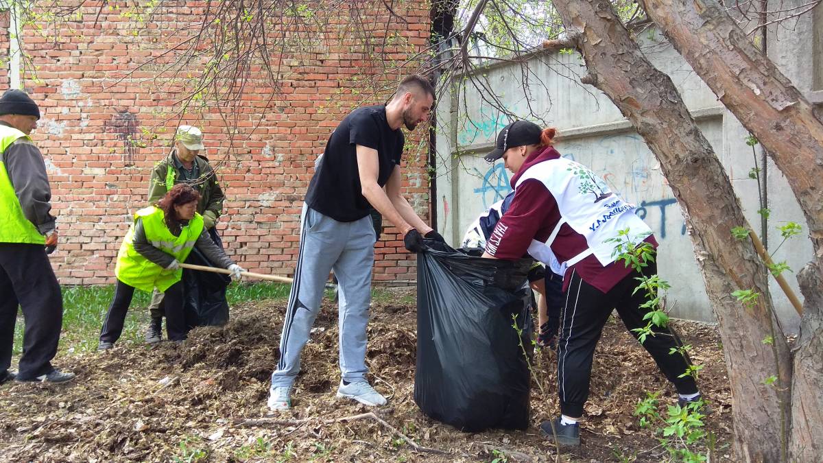 В Коркино депутаты «Единой России» и жители продолжают проводить субботники