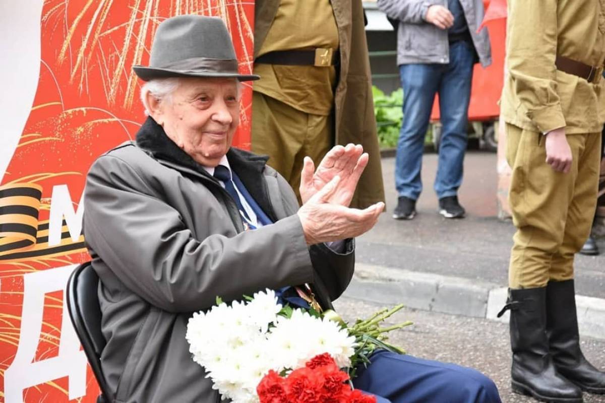 Сергиево-Посадская «Единая Россия» провела акцию «Поющие Дома»: мини-парады  во дворах домов, где живут ветераны