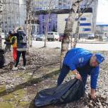 Единороссы и молодогвардейцы Сургута привели в порядок двор ветерана
