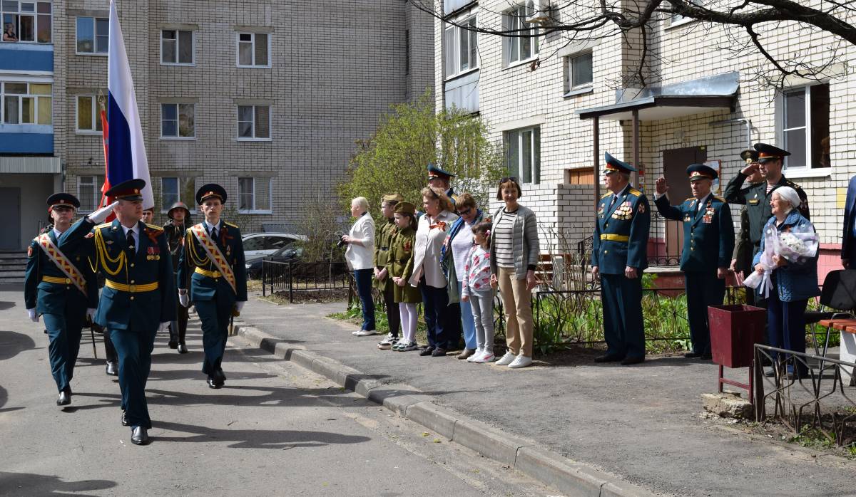 В Сарове военнослужащие исполнили любимые песни для фронтовиков и прошли  торжественным маршем в их честь