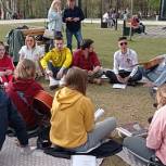 Молодогвардейцы Ижевска провели акцию «Песни Победы под гитару»