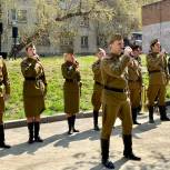 Поздравление от генерала: парад у дома ветерана правоохранительных органов организовала «Единая Россия» в Новосибирске