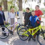 В Самарской области депутат вручил велосипеды детям из многодетной семьи