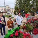 В Медведевском районе к монументам возложили цветы