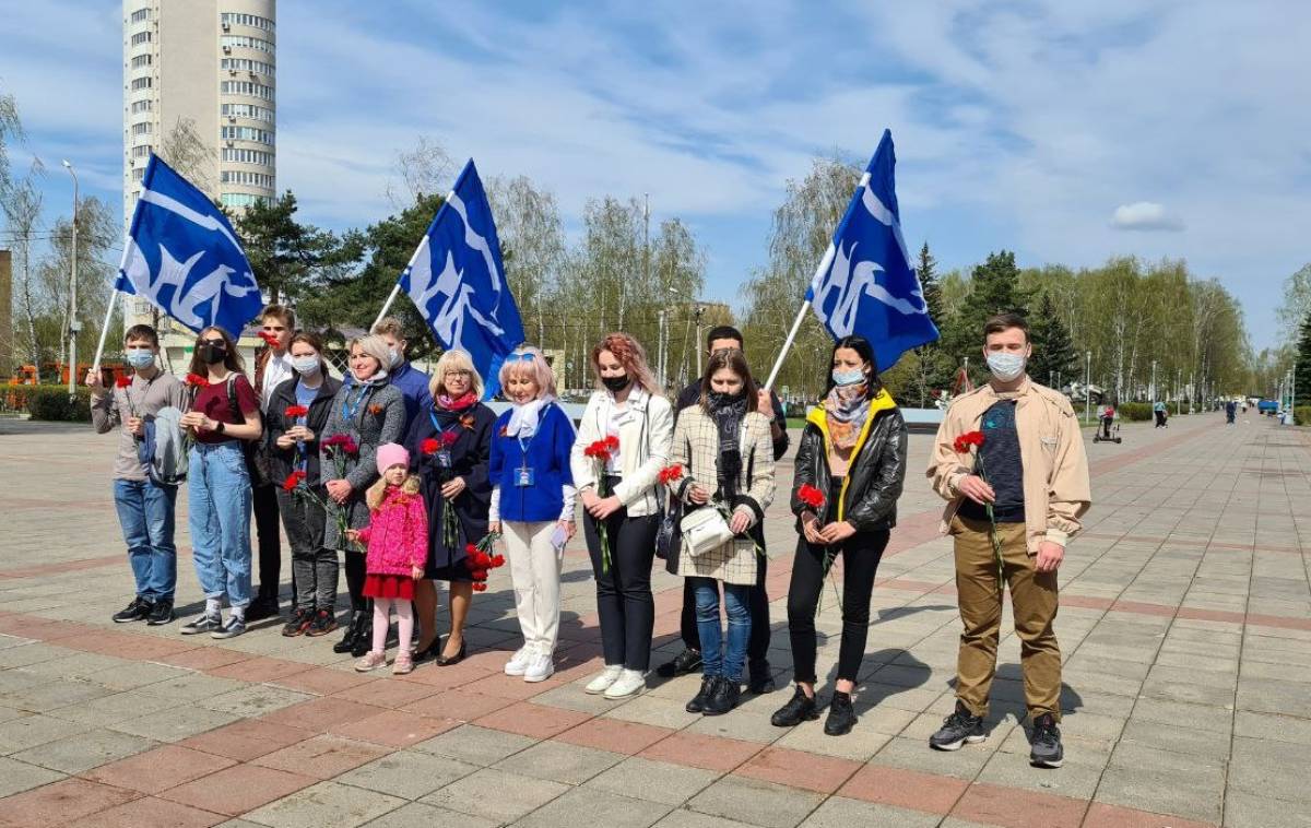 Единороссы Королева возложили цветы к памятнику воинам Великой  Отечественной войны