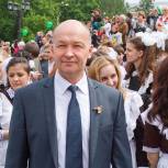Владимир Киселев поздравил выпускников с Последним звонком