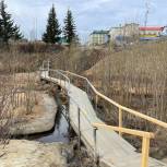 Единороссы Аксарки сделали новый мостовой переход через ручей в центре села