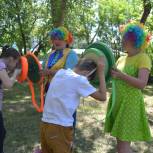 В Мокроусово партийцы помогли с организацией праздника «Разноцветные краски детства»