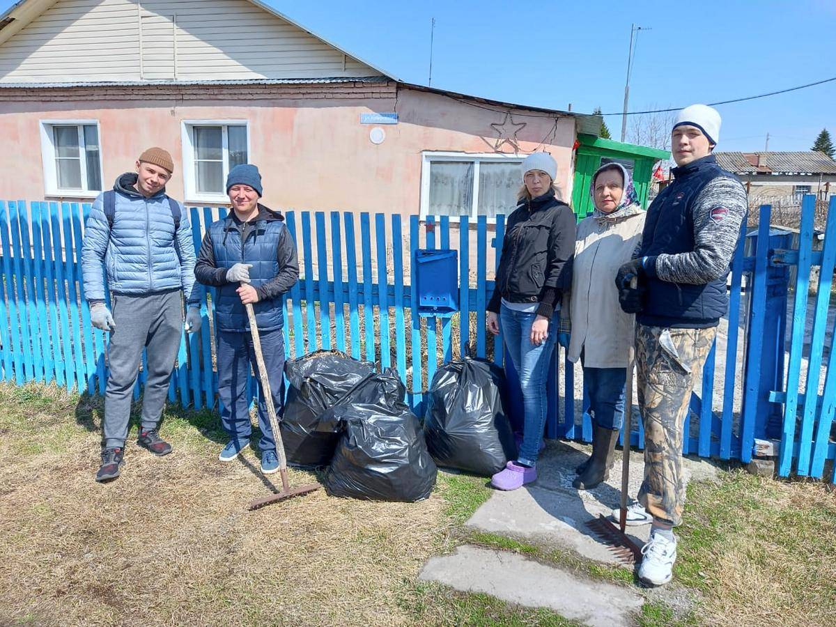 Кузбасские единороссы привели в порядок территорию у дома ветерана