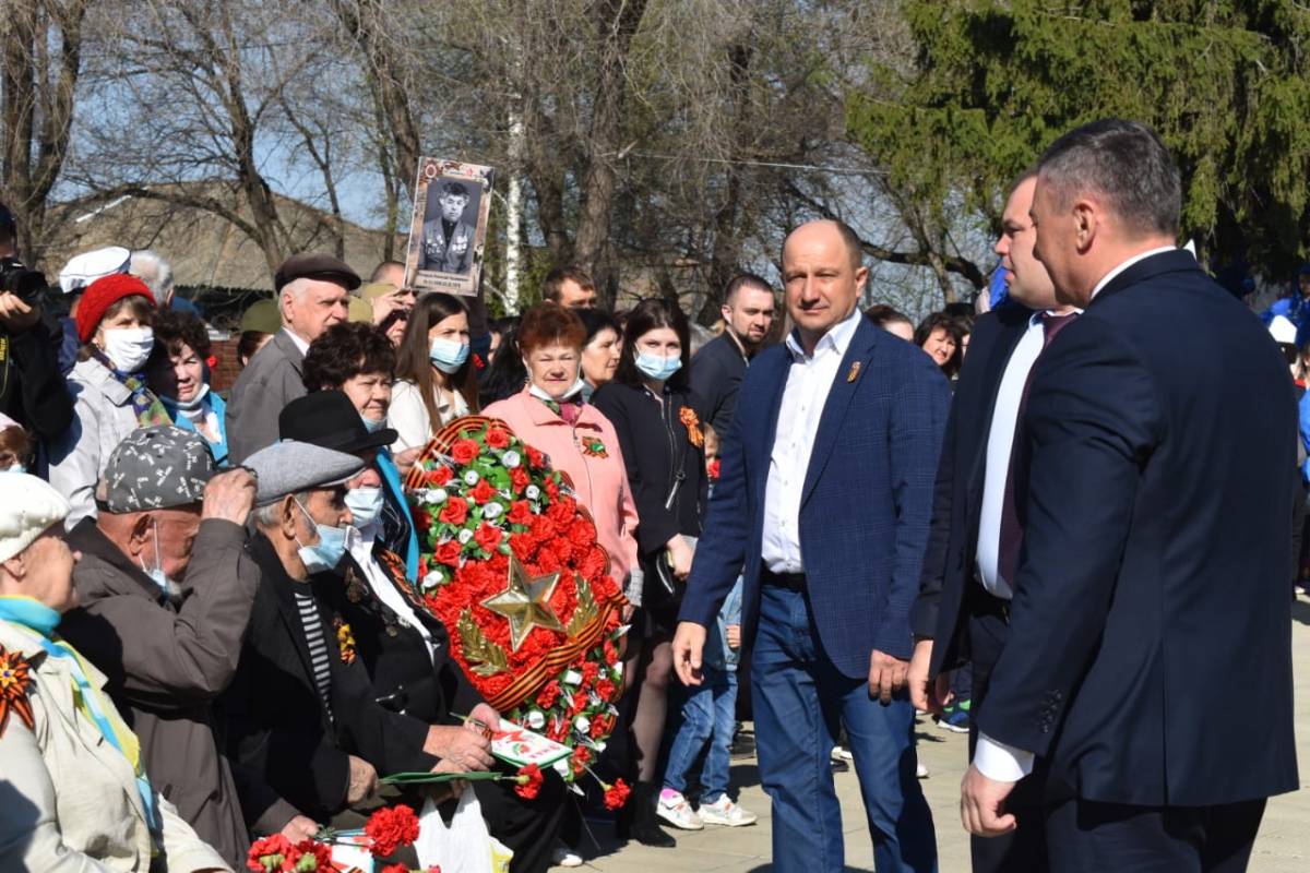 Огромная георгиевская лента, капсула времени, подарки и поздравления  ветеранам: депутаты «Единой России» приняли участие в мероприятиях ко Дню  Победы