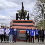 Памятник защитникам Ельца украсили семиметровой георгиевской лентой