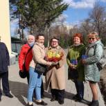 В Омске «Единая Россия» поздравила трудовую династию врачей с 1 мая