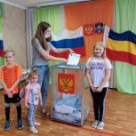 «Выбираем будущее для наших детей»: многодетная мама проголосовала в Донецке