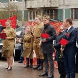 Сергиево-Посадская «Единая Россия» провела акцию «Поющие Дома»: мини-парады во дворах домов, где живут ветераны