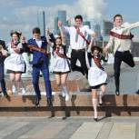 Депутаты Мосгордумы поздравили выпускников столичных школ с последним звонком