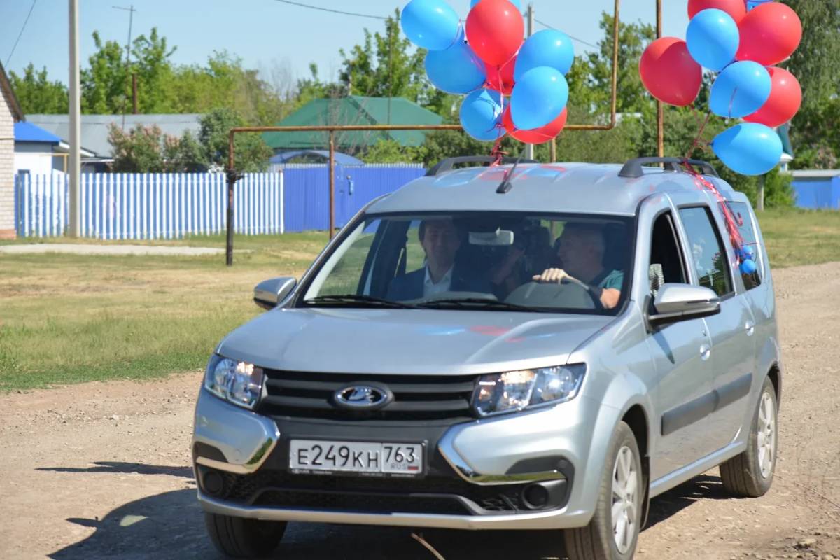 Теперь не нужно выбирать, кого взять с собой: многодетная семья из  Кинельского района получила автомобиль по поручению Дмитрия Азарова