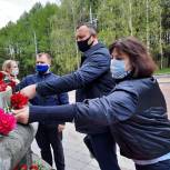 В День Победы единороссы Западного округа возложили цветы к монументам на Поклонной горе