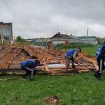 В Черепановском районе волонтеры помогли жителям села убрать обломки крыши школы, которую снесло сильным ветром