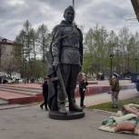 В Заинске началась установка нового памятника Воину-освободителю, созданного по инициативе «Единой России»