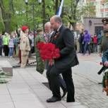 Иван Воробьёв и Олег Маслов возложили цветы к памятнику павшим воинам в Боброве