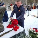 Мурманские единороссы приняли участие в торжественном возложении цветов к монументам Победы