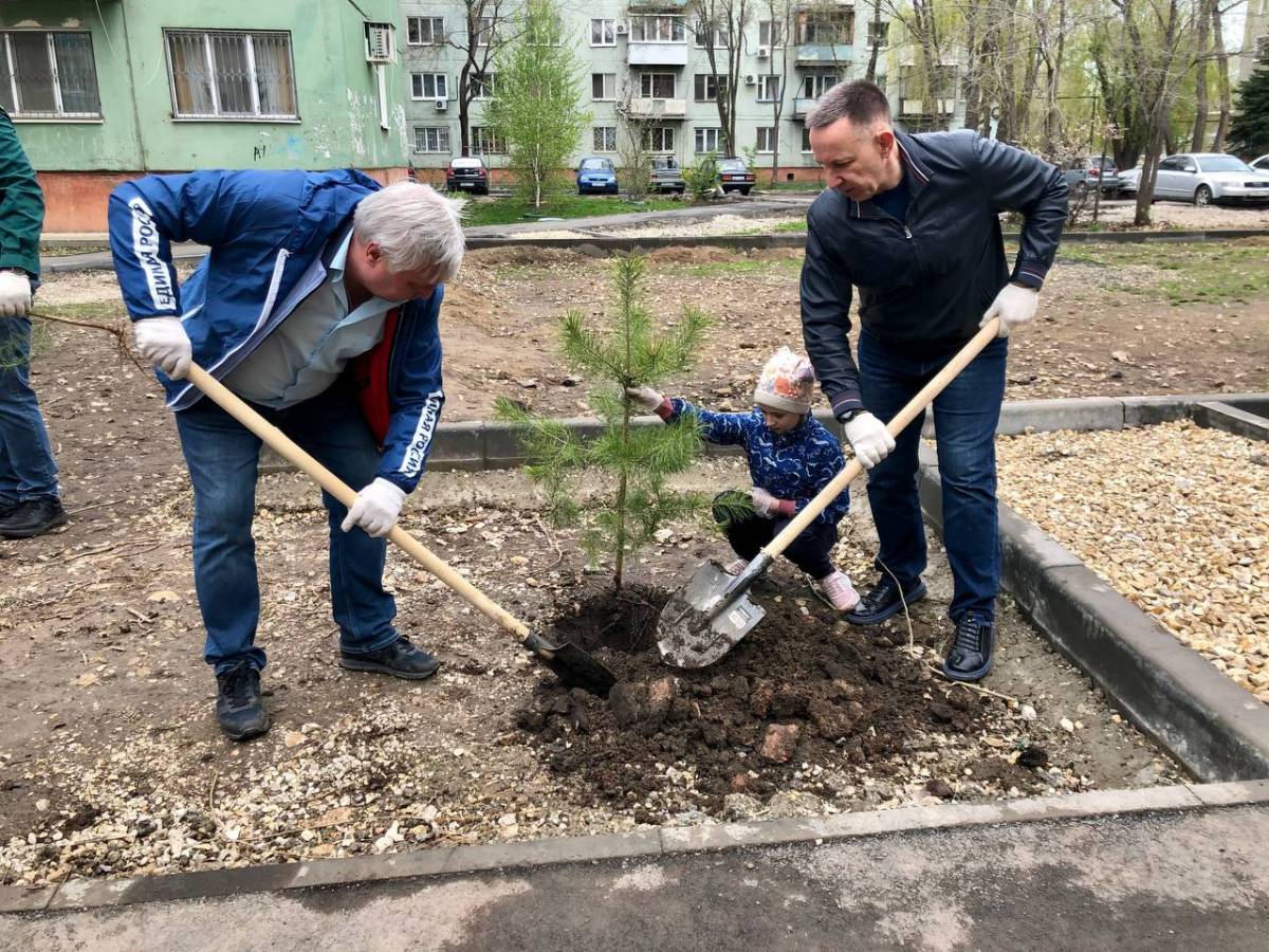 На дне энгельс. Мир труд субботник. Мир труд май субботник. Субботник 1 мая. Субботник в Энгельсе фото.