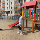 Молодогвардейцы оценили состояние детских площадок перед началом летних каникул
