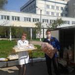 Партийцы продолжают помогать медикам