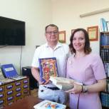 Медведевские единороссы передали книги в районную библиотеку