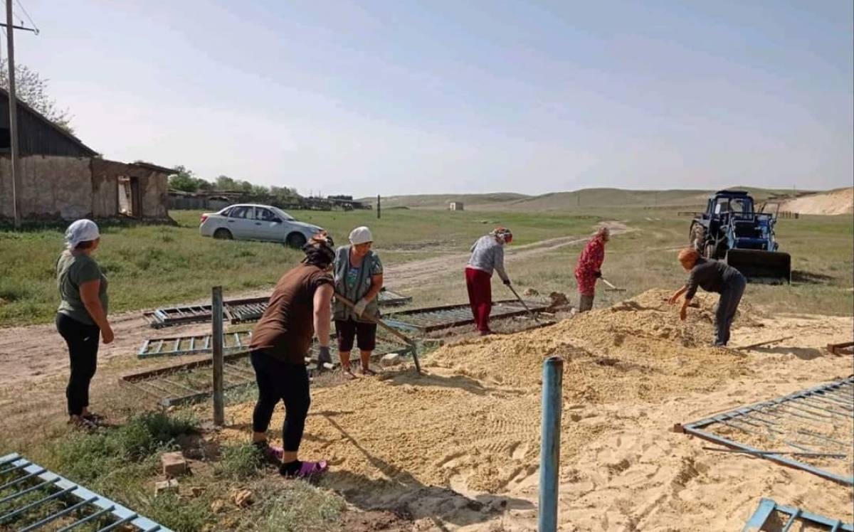 Село садовое фото. День села садовое Калмыкия Сарпинский район 2015. Подслушано в Калмыкии в Сарпинском районе село садовое. Фестиваль тюльпанов Сарпинский район село садовое. Мусор садовое Сарпинский район.