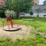 Депутат Краснодарской Гордумы помог установить детскую площадку