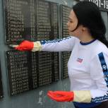 Курчатовские молодогвардейцы привели в порядок памятник участникам войны