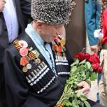 «Парад у дома ветерана»: «Единая Россия» поздравила Камбулата Гайсанова с Днем Победы