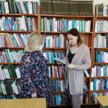 В Медведевскую библиотеку  в рамках партпроекта передано издание